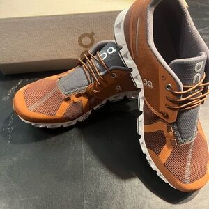 Men’s ON Cloud sneakers size 8 , or women’s size 9.5 US,